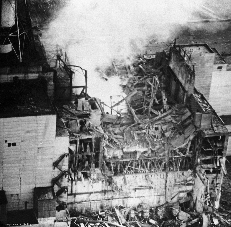 1986. április 26.: a dátum, ami örökre bevonult a történelembe. Aznap, helyi idő szerint 01:23-kor robbant fel a csernobili atomerőmű négyes reaktorának magja. A robbanással rengeteg radioaktív anyag jutott a környezetbe, és begyújtotta a moderátorként (a láncreakció szabályozásához) használt grafitot is. A robbanás levitte a reaktor 50 méter magasan lévő tetejét, az égő anyag még több radioaktív részecskét juttatott a légkörbe. 