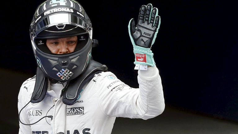 Hamilton az utolsó helyről kezd Kínában, Rosbergé a pole