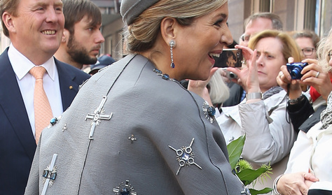Horogkereszt került volna a holland királyné ruhájára?