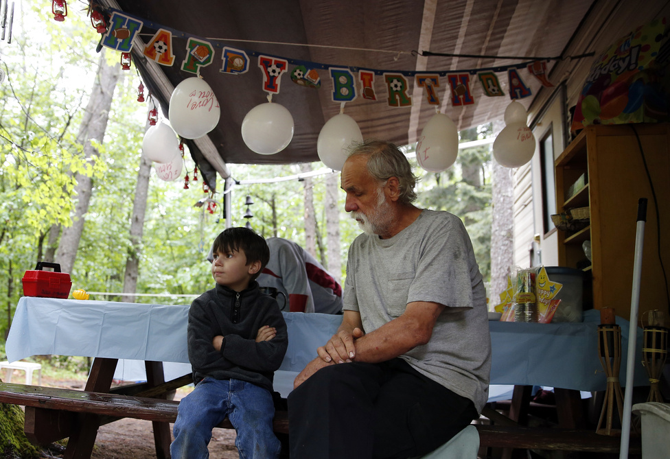 Strider hatodik születésnapja. Édesanyja és Lanette elmentek a közeli Walmartba tortáért, de már két órája nem érkeztek vissza. Strider csalódottan ül az otthonuk feldíszített verandáján a nagypapával.