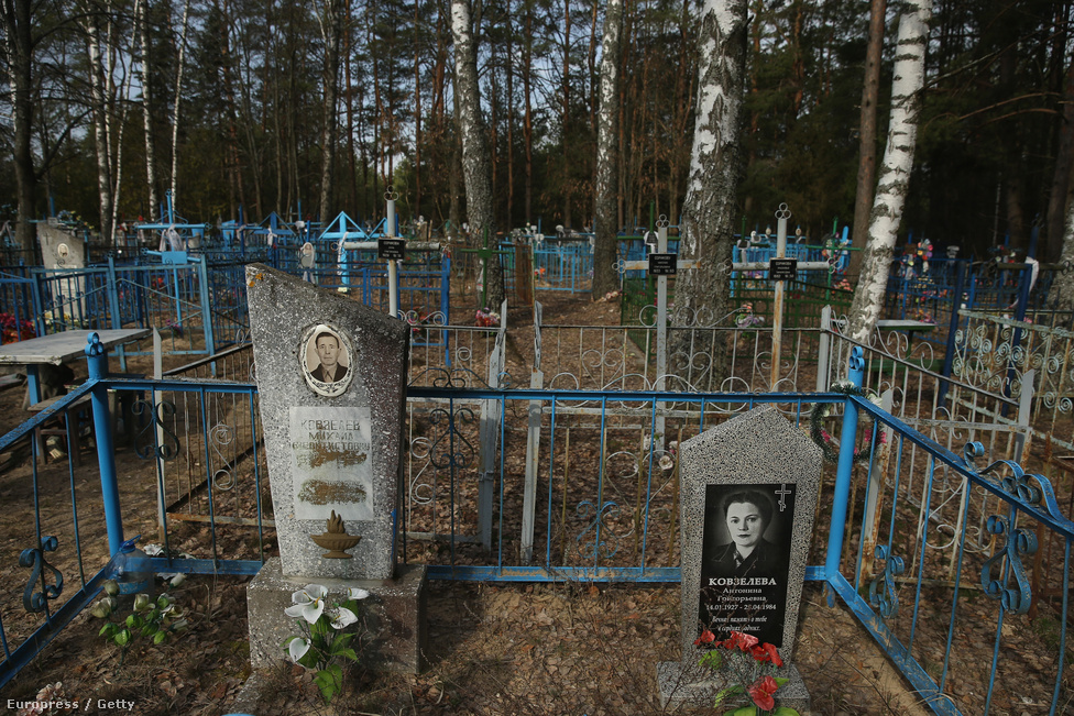 
                        Sírkövek állnak a belarusz Beszjadz temetőjében. Az egykori erőműtől 170 kilométerre fekvő faluban 150 ház állt az 1986-os nukleáris baleset idején. A települést beszennyezte a radioaktív felhő. A hatóságok a közelebbi településekre koncentráltak, amikor evakuáltak, de 1991-ben kiderült, hogy ez a település sem biztonságos, evakuálták. A temetőbe ma már csak speciális engedéllyel lehet belépni. Belarusz 20 százaléka szennyezett valamilyen szinten radioaktivitással.