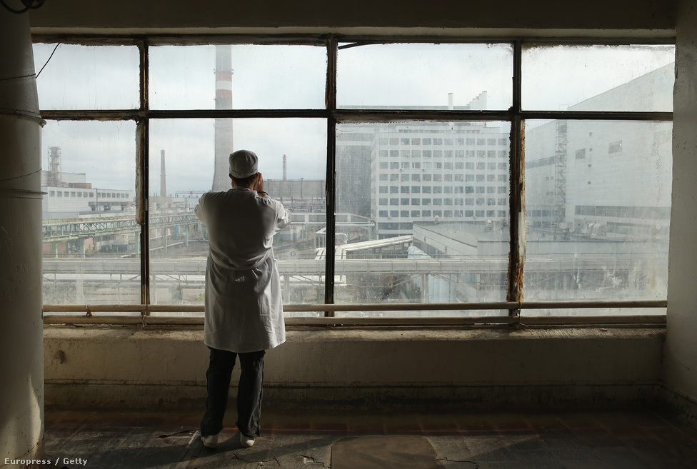 Csernobil ma már látványosság: ez a turista az egyes és kettes reaktorról készít fotókat az ablaküvegen át. 