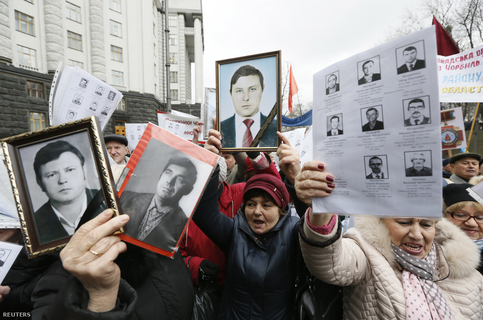 
                        2016. március 23-án tüntetés volt Kijevben azért, hogy növeljék a katasztrófában érintett likvidátorok szociális juttatásait. A tüntetők a munkálatok miatt meghalt társaik fotóit tartják kezükben.