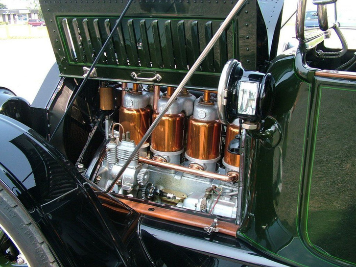 Jobb lent már egy indítómotort lehet kiszúrni az 1913-as Cadillac gépterében