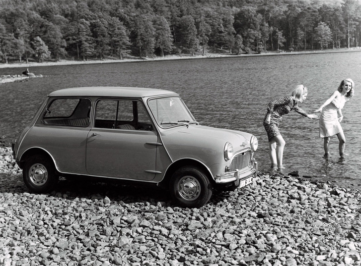 Luxuskivitel nagy dísztárcsával, kiegészítő lökhárítókkal1959-ben a Mininél vetették be először sorozatban a Rzeppa-csuklókat