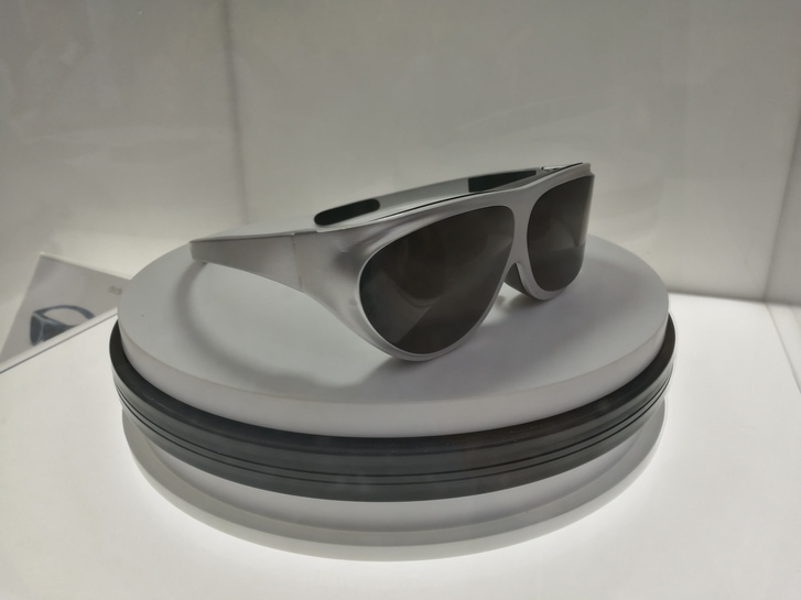 A kimondhatatlan nevű Dlodlo azt ígéri, hogy egy ilyen szemüvegbe kiváló VR-t épít. Sencsenben ezt még nem tudták megmutatni, csak egy üres vázat tettek a vitrin alá