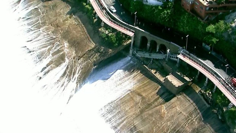 A tengerbe omlott a brazil biciklis híd