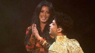 Így zavarta le Kim Kardashiant a színpadról Prince
