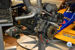 Ez az a Ford motor, ami a Benettonban volt, ezerötös, ezer lóerő. V6, Időmérőn kicsit húztak rajta, versenyen kicsit visszább vették. Becsületes neve Ford Cosworth GBA