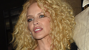 Kylie Minogue feje tiszta 80-as évek