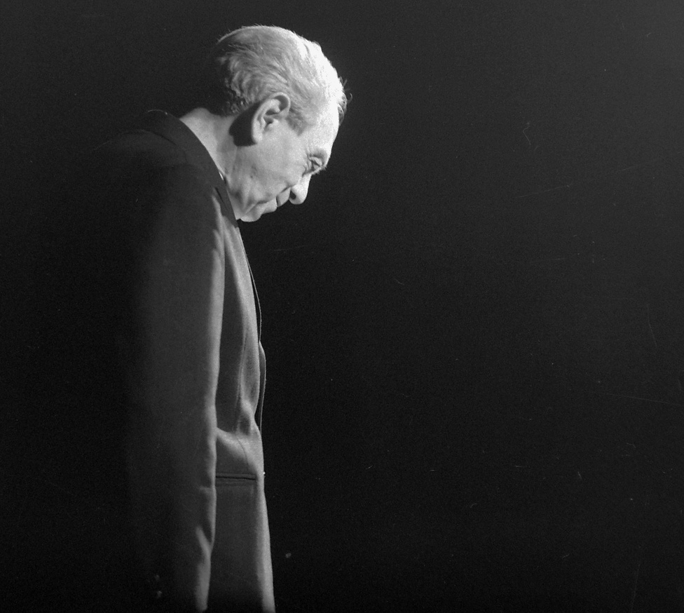 1973: Zelk Zoltán.
                        Az irodalmi műsorokat Surányi Ibolya szerkesztette. A költő felel és a Próza a pódiumon előadásaira olyan kortárs költőket hívott meg, mint Déry Tibor, Németh László, Zelk Zoltán, Pilinszky János vagy Csoóri Sándor. Műveik elhangzása után a közönség kérdéseire válaszoltak – Déry Tibor például olyannyira nem zavartatta magát, hogy a börtönéveiről is mesélt, ami valószínűleg az egyetemi és országos illetékeseknek is szemet szúrt. A cenzúra az Egyetemi Színpadon is működött, volt olyan előadás, amelyet csak feltételesen engedélyeztek, azaz az Egyetemi Pártbizottság által kijelölt elvtársak döntésétől függött, hogy az előadás változatlan formában vagy változtatásokkal kerülhet-e a közönség elé.