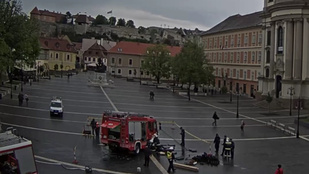 Szökőkút nyelt el egy tűzoltóautót az egri Dobó téren