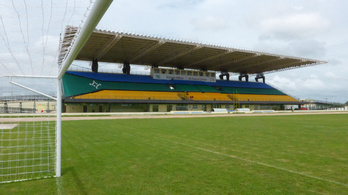 Van egy stadion, aminek az egyik térfele az északi, a másik a déli féltekére esik