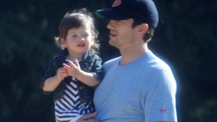 Ashton Kutcher a parkban sétált a lányával