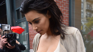 Úristen! Mi van Kim Kardashian lábán?