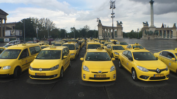 Vége a taxisok tüntetésének: egy percig dudáltak a Parlamentnél