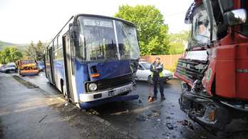 Busz, kukásautó és személyautó ütközött Budapesten, súlyos sérültek