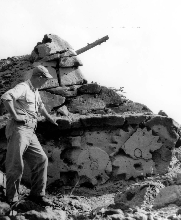 A művészet és a borzalmas valóság furcsa találkozása a képen látható, japán csalitank, melyet Iwo Jima szigetén fotóztak a támadó amerikaiak. A japánok lávakőből faragták ki elképesztően részletesen a haditechnika egy darabját.