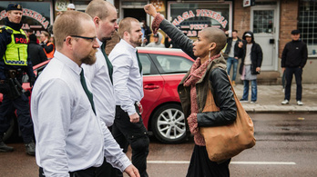 Egy kopasz nő meghekkelte a náci tüntetést