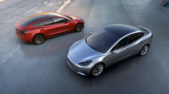 Vérszemet kapott a Tesla-vezér, félmillió kocsit gyártatna le 2018-ban