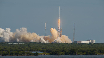 Tomboló taps fogadta a Falcon 9 rakétát