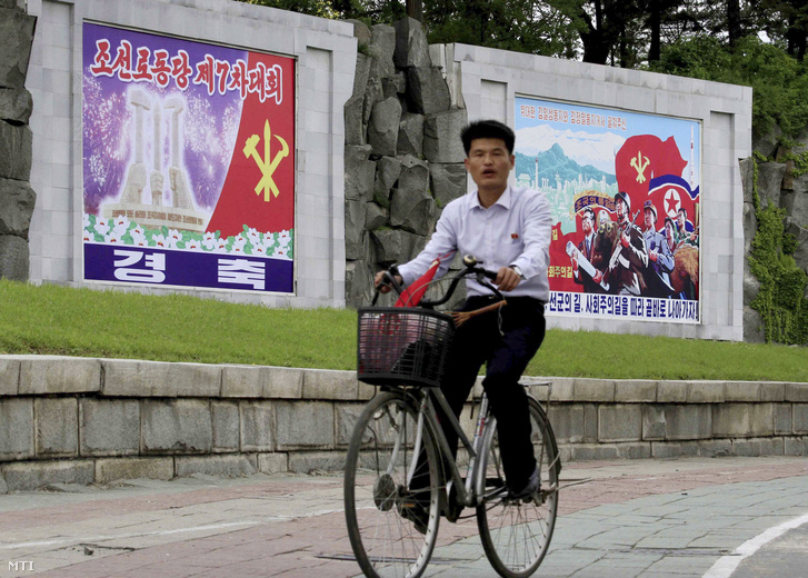 A Koreai Munkapárt 7. kongresszusát hirdető plakátok ellepték a várost.