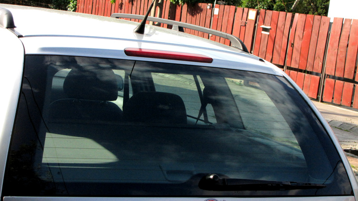 Egy kombi vagy ferdehátú autó hátsó ablakára egészen sűrű dzsuva jut, nem csoda, ha az ablaktörlő mély nyomot hagy az üvegben