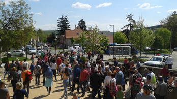 A CBA ellen tüntettek Nagykovácsiban