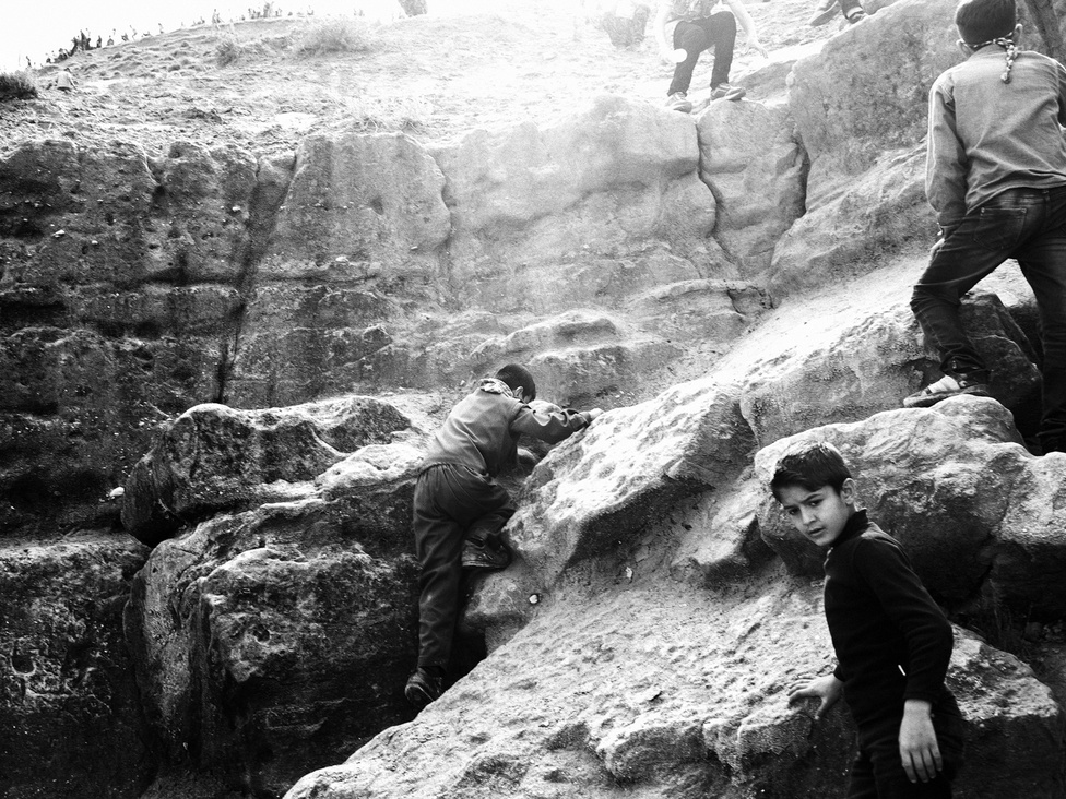 Gyerekek másznak fel a Cizre melletti Judi hegyre. A szíriai válság minden számítás szerint nem ér véget azzal, ha befejeződnek a harcok az országban. A háború miatt a gazdaságot szinte teljesen újra kell építeni, de még súlyosabb a várható demográfiai válság.