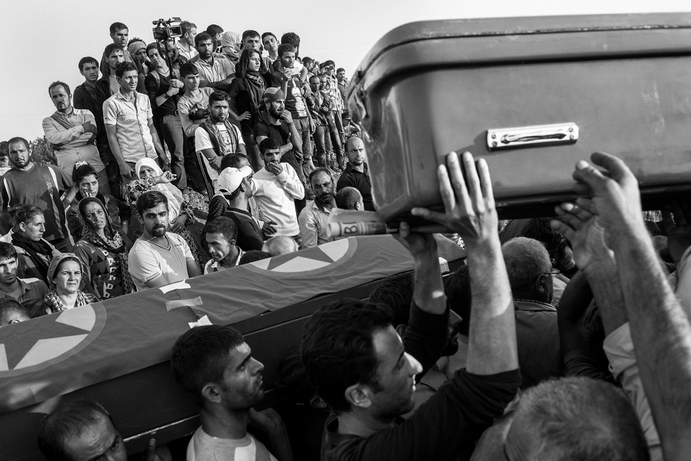 Egyetlen szervezet sem meri megbecsülni, hány gyerekkatona harcolhat Szíriában, de százezres nagyságrendről lehet szó. A képen éppen egy fiatal kurd harcos koporsóját búcsúztatják Surucban.