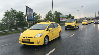 Taxisok lassítják a reptérre vezető utat