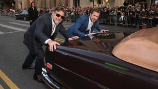 Ryan Gosling és Russell Crowe betoltak egy kocsit