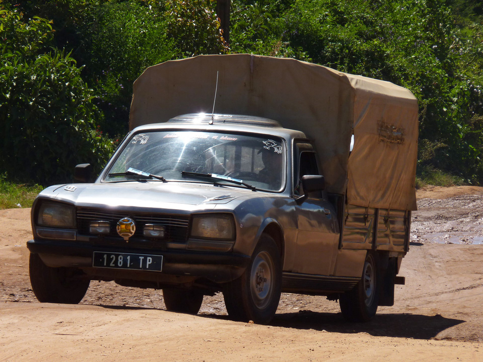 Már megint egy francia: a pickup kategória alapját a régi, szinte elpusztíthatatlan Peugeot furgonok adják. Változatos esztétikai és műszaki állapotban morzsolják a kilométereket. Európai veterános sírva könyörögne egy ilyenért – Madagaszkáron mindennapi, kemény használatban húzzák az igát, a gyakran túlterhelve. A modern pickupok között is sok a klasszikus platós, ponyvás kivitel, hiszen ezekbe több holmit lehet bepakolni.