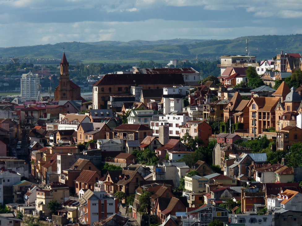 A főváros, a kimondhatatlan nevű Antananarivo. Még a helyiek is csak Tanának hívják. Az 1,3 milliós lélekszámú település a Központi Magasföldön, 1280 méter magasságban fekszik, így éghajlata egész kellemes, és a levegője is tiszta lenne, ha a rengeteg régi és lazán karbantartott jármű nem szennyezné. A tanai közlekedés legfőbb jellemzője a dugó: a járművek számának bővülését nem követte az infrastruktúra fejlesztése, ezért reggeli és délutáni csúcsforgalomban nemcsak a belső kerületek dugulnak be menthetetlenül, de a fő be- és kivezető utak is. 