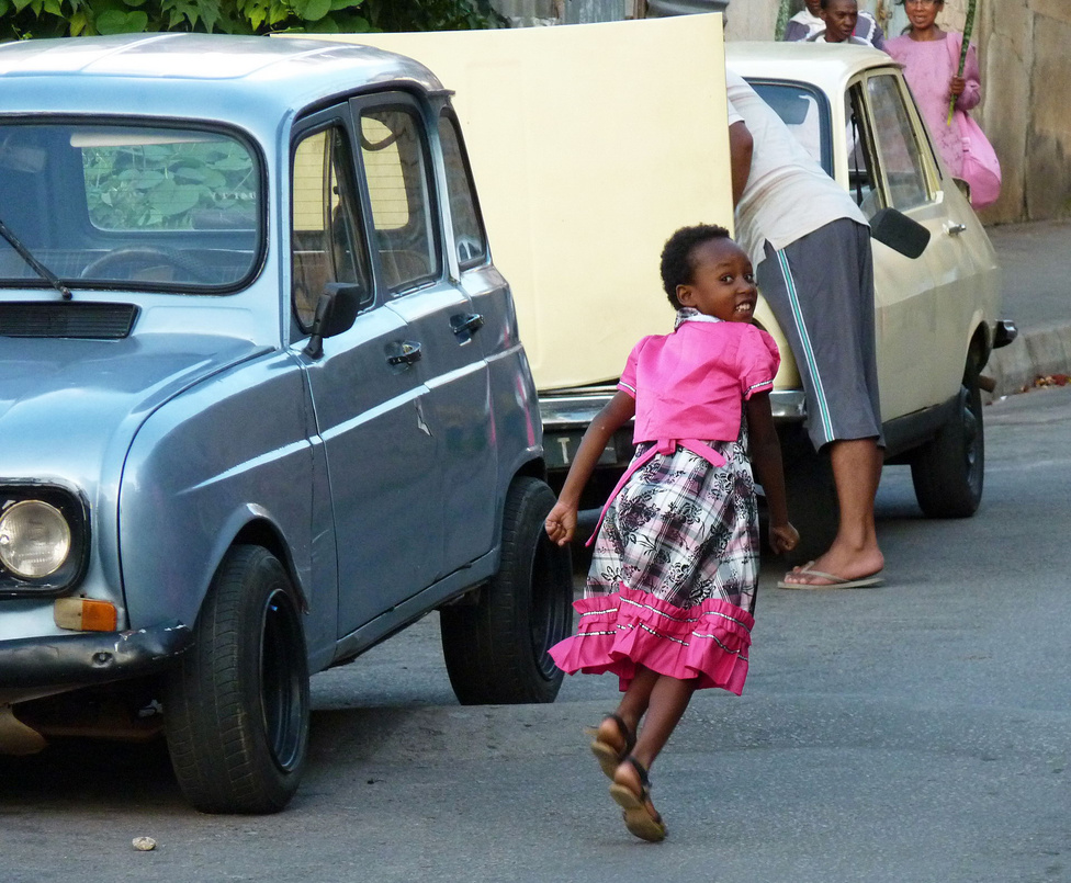 Akárcsak a hetvenes, nyolcvanas évek Magyarországán, Madagaszkáron is minden férfi aktív autószerelő. A műszaki állapotát tekintve is színes állomány karbantartása folyamos tevékenységet igényel, így gyakorlatilag egyetlen nagy szerviz az egész ország: szerelnek az udvarokon, a házak előtt, benzinkutaknál, az út szélén, sőt, még az autószervizekben is. A taxikhoz koruk ellenére is biztosan kapható minden fontos alkatrész, különben napok alatt megszűnne a szolgáltatás.