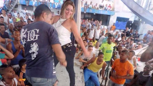 Seggrázós tánca miatt szívhatja meg a kolumbiai börtönigazgató