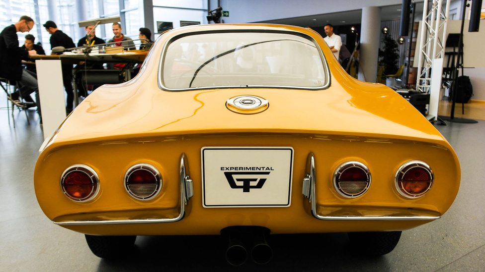 Az Experimental GT külseje azért lényegesen különbözött a későbbi Opel GT-étől, érdemes megnézni a hátulját is