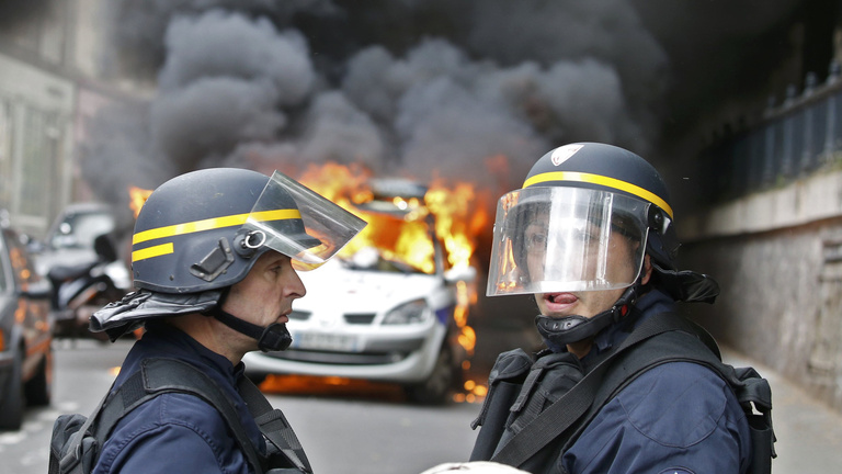 Lángokban áll Franciaország
