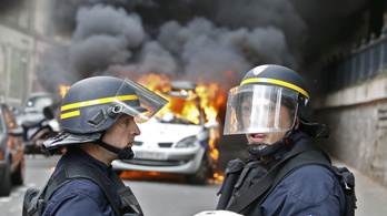Rendőrautókat gyújtottak fel Párizsban
