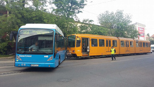 Villamos és busz ütközött az Orczy térnél