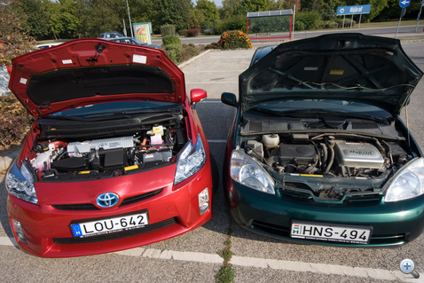 Két benzin- és minimum két hajtó-villanymotor a képen
