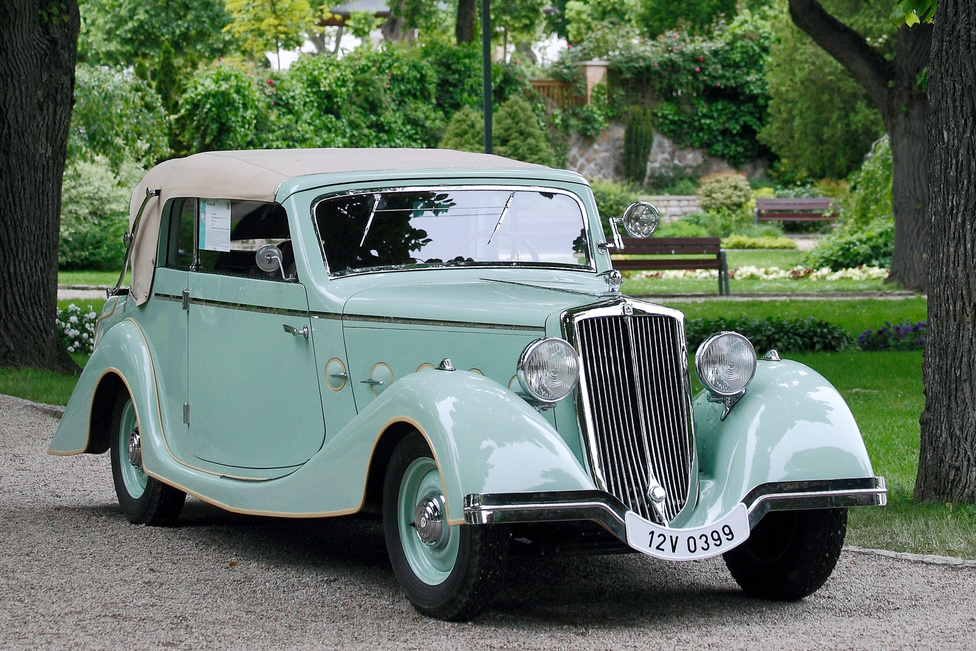 A Wikov 40 simán megkaphatta volna a „Közönség által legkevésbé ismert autó” díjat, vállon veregetve egymást a Farmannal, a Buccialival és a Lea Francis-szel. A cseh cég 1924-1937 között gyártott gépkocsikat, a Balatonfüreden kiállított példány 1936-os évjáratú, egyike az utolsóknak. Hatszemélyes kabrió karosszériát visel, motorja négyhengeres, 1942 cm3-es, olasz Ansaldo licenc alapján készült. A legszebb cseh autó díját érdemelte ki.