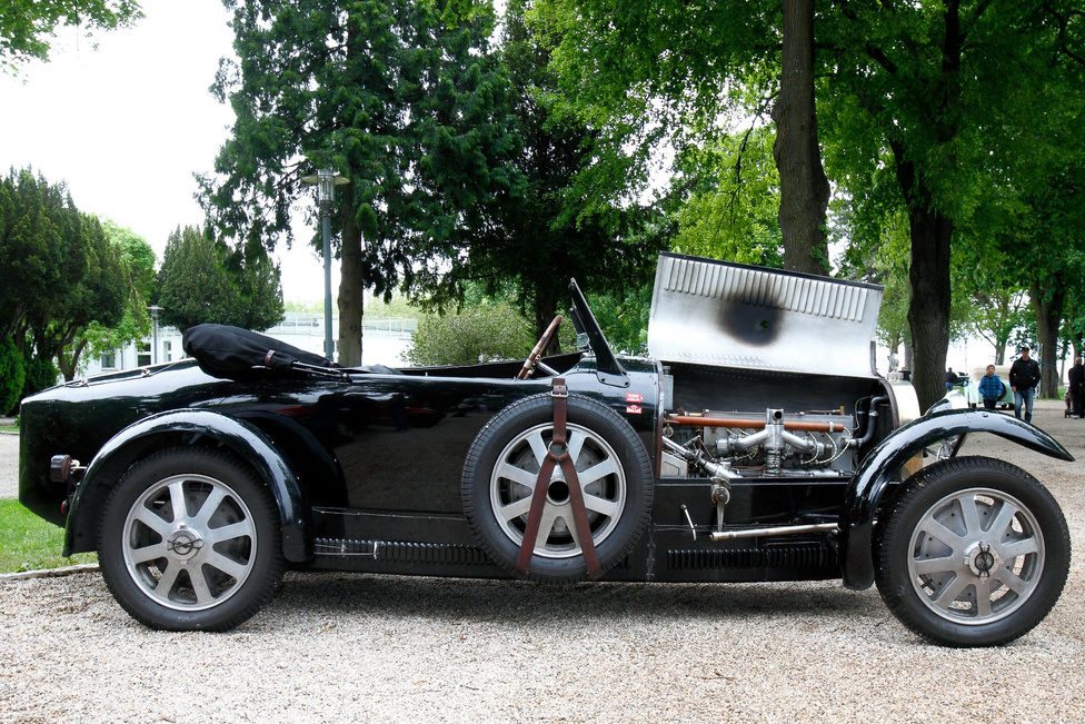 Mire való egy Bugatti? Természetesen, hogy tolják neki, ami a csövön kifér. Nézzék a motorháztető belsejét ezen a T43-ason! A soros nyolchengeres, 2263 köbcentis motorhoz kompresszor is tartozik, mely 185 lóerős teljesítményt biztosít – ma sem rossz érték, de 1927-ben ez a kocsi az űrhajó kategóriába tartozott. Könnyű építésmódja és 160 kilométeres végsebessége valódi sport- és versenygéppé tette. Zoób Kati különdíját vihette haza.