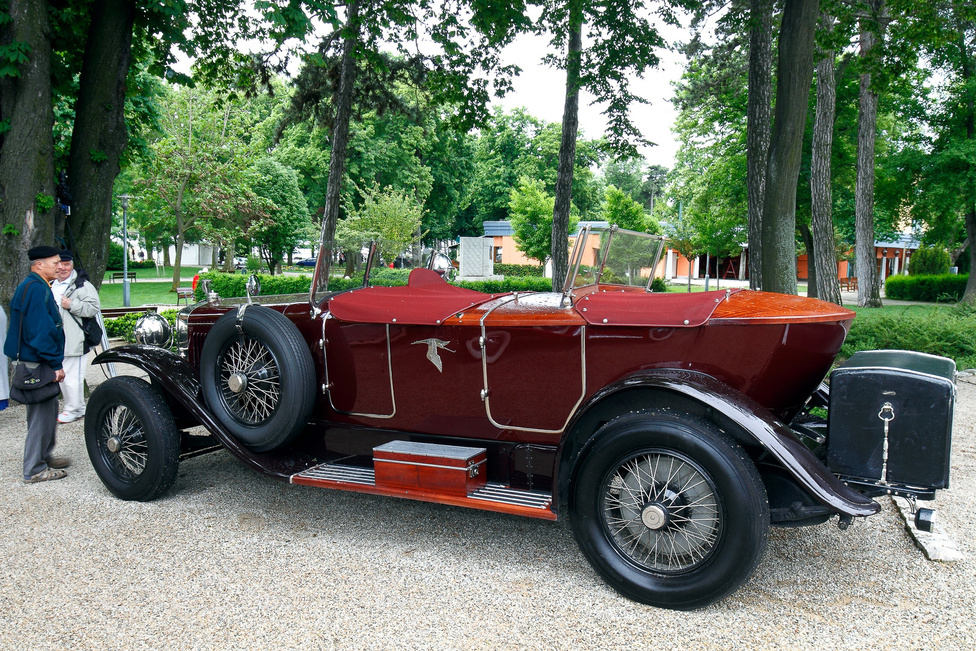 A Hispano-Suiza H6B (1926) neve is eleganciát sugároz, a 3,7 méteres tengelytáv és a hathengeres, 6,6 liter lökettérfogatú motor pedig még egy kicsit árnyalja a képet. A spanyol-francia cég alumínium-ötvözet motorblokkot használt és a világon először rásegítéses fékrendszert. Érdekesség, hogy nagyjából száz darab H6 készült licenc alapján Csehországban, a Skoda Műveknél is.