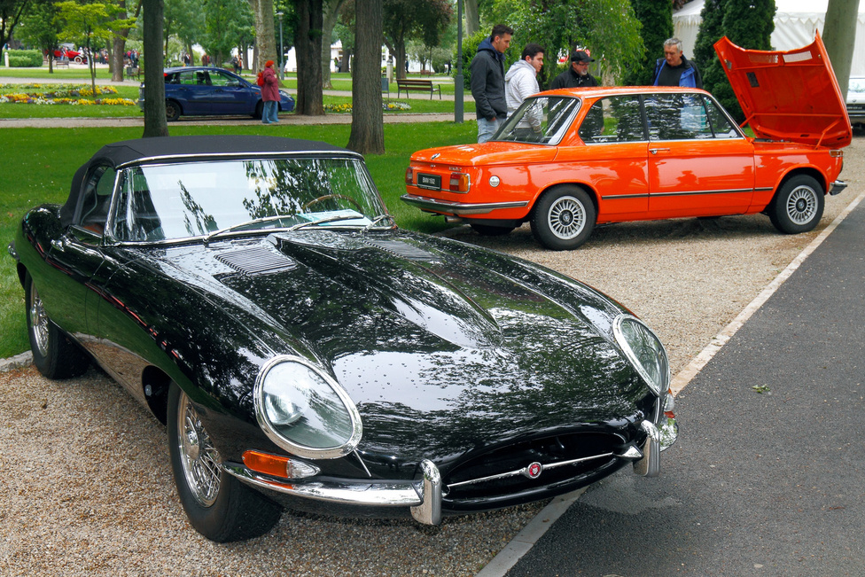 Két generáció, két legenda: Jaguar E-Type (1963) és BMW 1502 (1977). A fekete macska valószerűtlenül hosszú orra hathengeres, csaknem 270 lóerős motort rejt. Ez is elég lenne az üdvösséghez, de tán még érdekesebb, hogy a típust megválasztották a világ valaha készült legszebb autójának. Többször.
                        