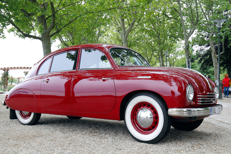 A legszebb Classic limuzin díját kapta a Tatra T600 Tatraplan (1936). A négyhengeres, léghűtéses motorú Tatraplan általában megbújik a legendás nagy testvér, a T87 árnyékában, pedig nincs oka szégyenkezésre. A Járay Pál aerodinamikai kísérleteinek eredményeképp megszületett, rendkívül áramvonalas széria utolsó tagját 1952-ig gyártották. Érdekes, hogy mennyire népszerű manapság a márka Nyugat-Európában, különösen a hollandok és a németek rajonganak érte.