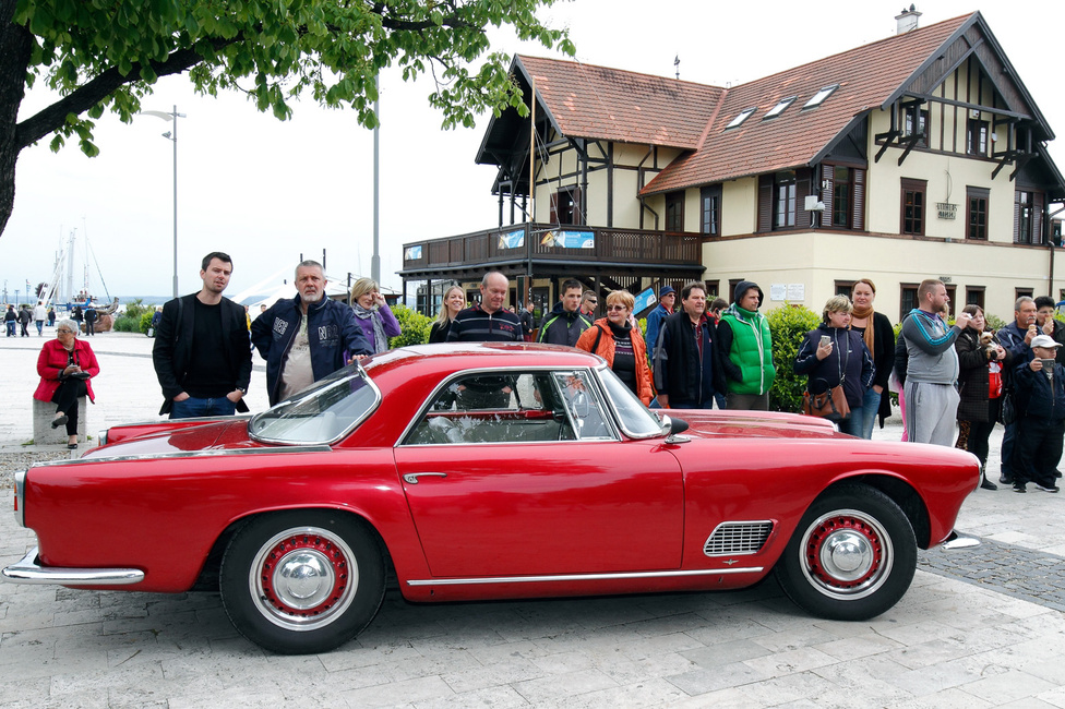 A korábban csak versenyautókat építő Maserati a negyenes évek végétől készített utcai modelleket. Az első, nagyobb darabszámban gyártott típus a 3500 GT volt, amelyből 1980 darab készült kupékarosszériával a Touring műhelyben 1957-1964 között. A kocsit hathengeres, 3,5 literes, kb. 235 lóerős motor hajtja. Ez a kocsi nyerte a legszebb sportkocsi díját a Classic kategóriában.