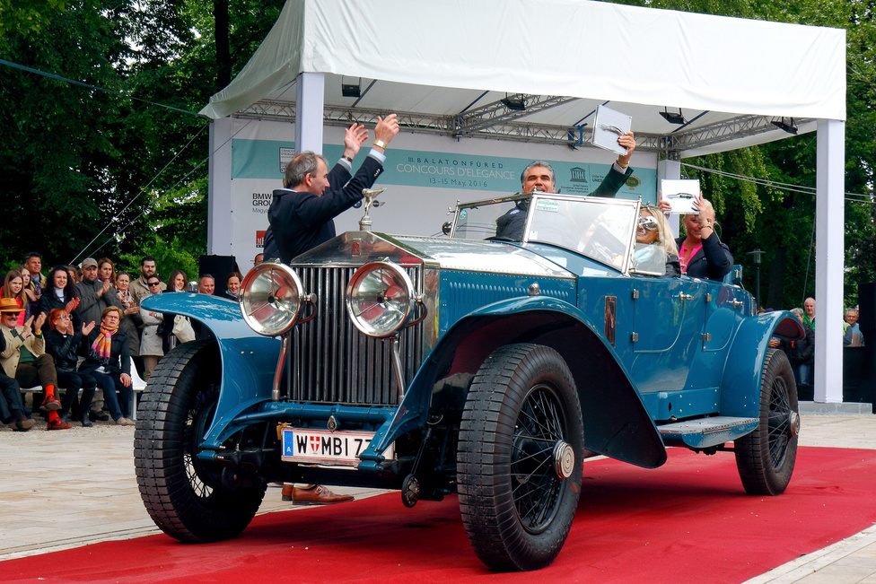 Az osztrák illetőségű Rolls-Royce Phantom I (1928) Boattail, azaz „csónakfarú” felépítményt visel, amelyet a Wimbledonban működő Jarvis cég készített. A hathengeres, 7668 köbcentis motorú kocsi 4350 mérföldes tesztelését maga Henry Royce végezte, mielőtt leszállították volna a kasmíri maharadzsának. Az autó négy díjat nyert: ez lett a legszebb nyitott kocsi a Vintage kategóriában, a BMW és a FIVA díja mellé bezsebelte a hölgylátogatók különdíját is.