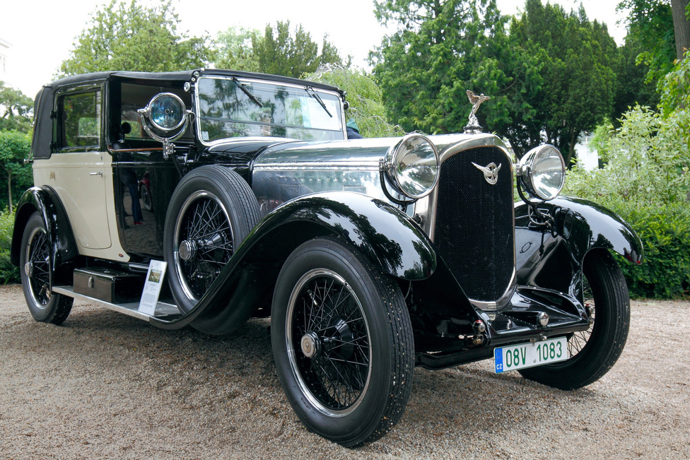 Csehországból érkezett az 1925-ös évjáratú Farman A6B. A főleg repülőgépeiről ismert francia cég mintegy 120 luxusautót készített 1921 és 1930 között, kevés maradt fenn közülük. Ez a nyolchengeres, 6276 cm3-es motorú kocsi Million Guiet-féle Coupé de Ville karosszériát visel, tavaly indult a Concorso d’Eleganza Villa d’Este szépségversenyen is.