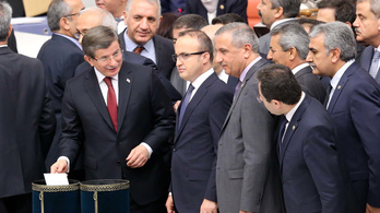 A török parlament eltörölte a képviselők mentelmi jogát